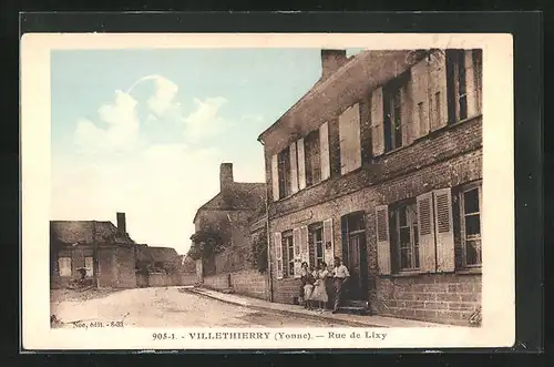 AK Villethierry, Rue de Lixy, Familie vor dem Haus