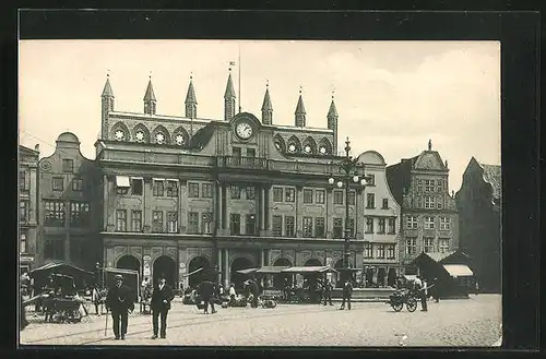 AK Rostock, Händlerstände vor dem Rathaus auf dem neuen Markt