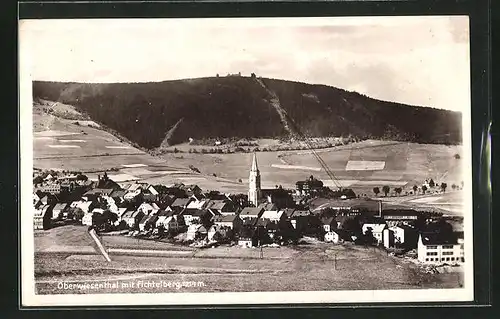 AK Oberwiesenthal (Erzgeb.), Gesamtansicht mit Fichtelberg