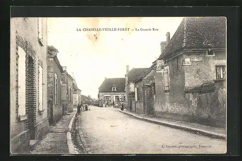 AK La Chapelle-Vieille-Forêt, La Grande-Rue