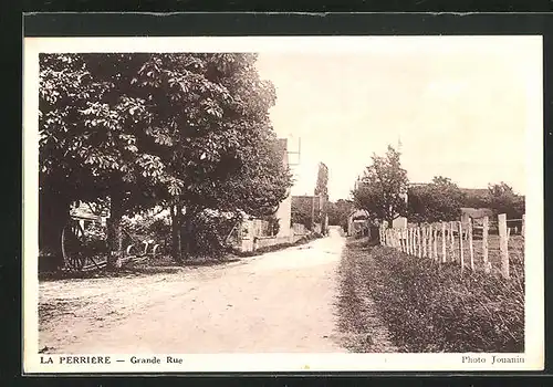 AK La Perriere, Grande Rue, Strassenpartie