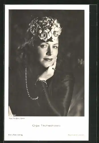 AK Schauspielerin Olga Tschechowa mit extravaganter Kopfbedeckung