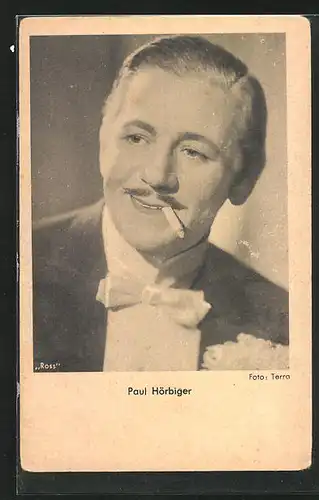 AK Schauspieler Paul Hörbiger mit Zigarette im Mund