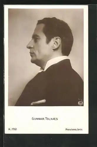 AK Schauspieler Gunnar Tolnaes, Seitenportrait im eleganten Anzug
