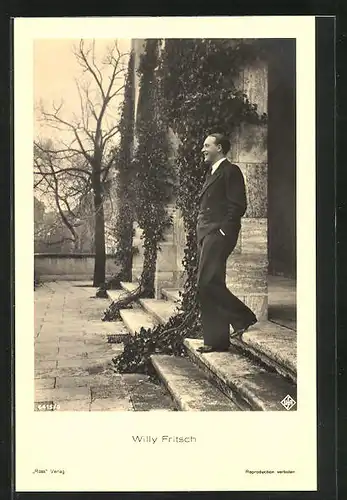 AK Schauspieler Willy Fritsch auf den Stufen vor einem Haus
