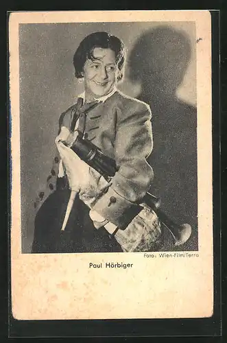 AK Schauspieler Paul Hörbiger in Tracht mit Musikinstrument in der Hand