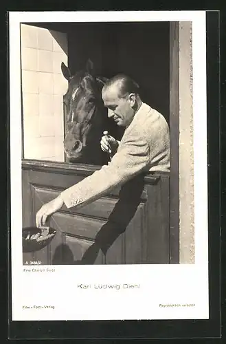 AK Schauspieler Karl Ludwig Diehl füttert ein Pferd
