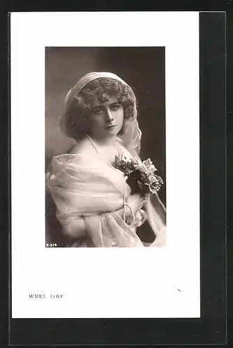 AK Schauspielerin Mabel Love mit Schleier im Haar und Blumen in der Hand