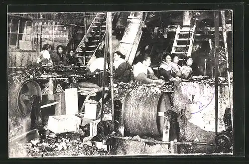 AK Fabrikarbeiterinnen arbeiten an ihren Maschinen