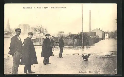 AK Auxerre, La Crue de 1910, Rue Etienne-Dolet, Männer im Hochwasser