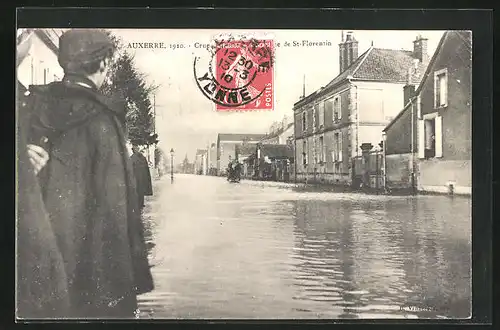 AK Auxerre, La Crue de 1910, Avenue de St-Florentin, Menschen stehen im