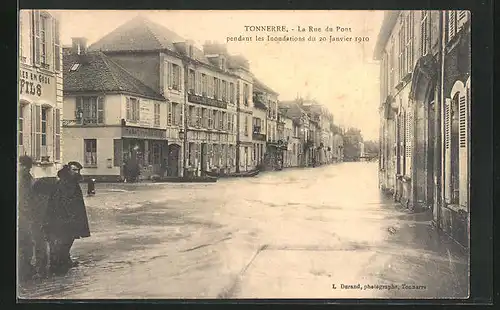 AK Tonnerre, Inondation Janvier 1910, La Rue du Pont, Strassenszene im Hochwasser
