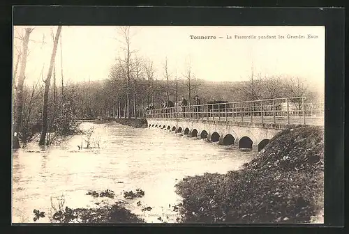 AK Tonnerre, La Passerelle pendant les Grandes Eaux, an der Brücke zum Hochwasser