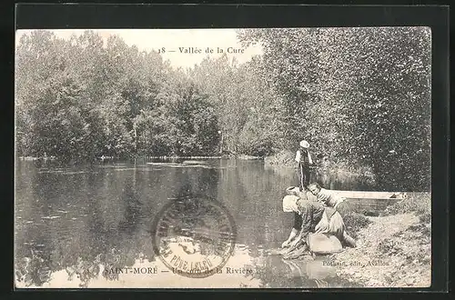 AK Saint-More, Un coin de la Riviere, Vallee de la Cure, Waschfrau am Ufer