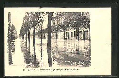 AK Joigny, L`Inondation du 22 Janvier 1910, Avenue Gambetta, Strassenansicht bei Hochwasser