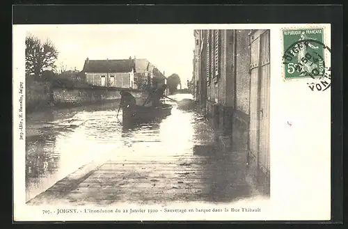 AK Joigny, L`Inondation du 22 Janvier 1910, Sauvetage en barque dans la Rue Thibault, Boot auf dem Hochwasser