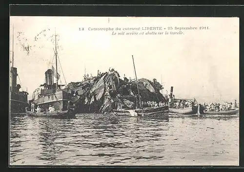 AK Catastrophe du Cuirasse Liberte - 25.9.1911, Le mat arriere est abattu sur la tourelle, Kriegsschiff, Seenotrettung