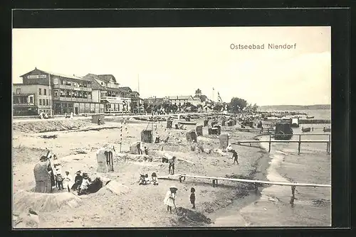 AK Niendorf, Blick auf die Badegäste am Strand und das Ostsee-Hotel