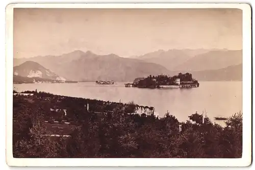 Fotografie Fotograf unbekannt, Ansicht Isola Bella / Lago Maggiore, Seeblick mit Gebirgspanorama