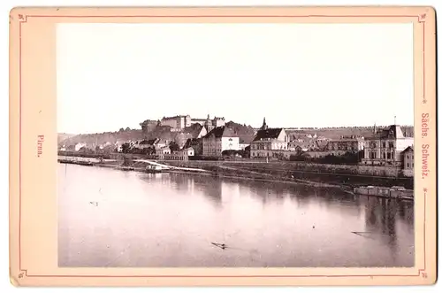 Fotografie Fotograf unbekannt, Ansicht Pirna / Sächs. Schweiz, Ortschaft vom Fluss aus gesehen