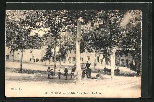 AK Perrecy-les-Fourges, La Place