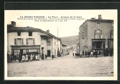 AK La Roche-Vineuse, La Place-Avenue de la Gare