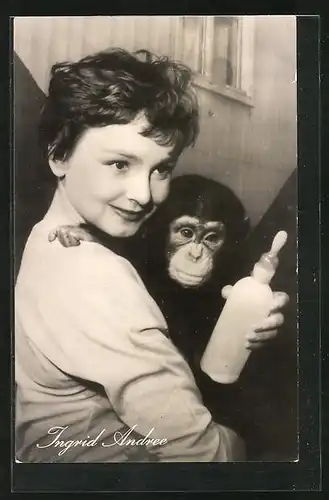 AK Schauspielerin Ingrid Andree gibt einem Affen die Flasche