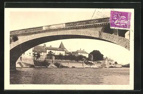 AK Verdun-sur-le-Doubs, Vue prise sous l`Arche du Pont National