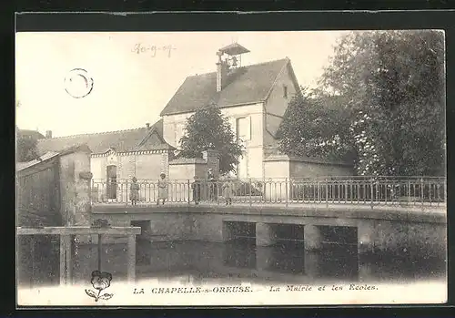AK La Chapelle-sur-Oreuse, La Mairie et les Ècoles