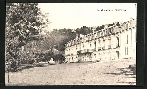 AK Bievres, Chateau, auf dem Vorplatz des Schlosses