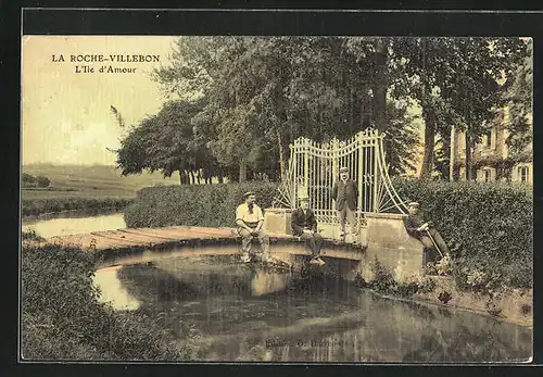 AK La Roche-Villebon, L`Ile d`Amour, Männer auf der kleinen Holzbrücke