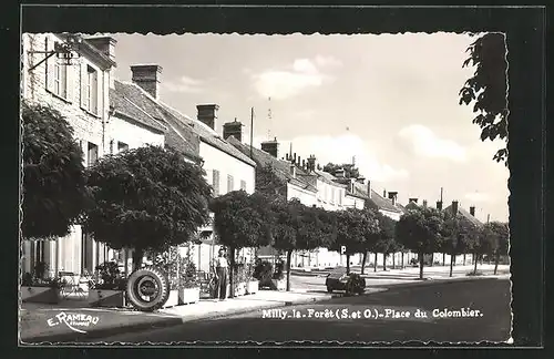 AK MIlly-la-Foret, Place du Colombier