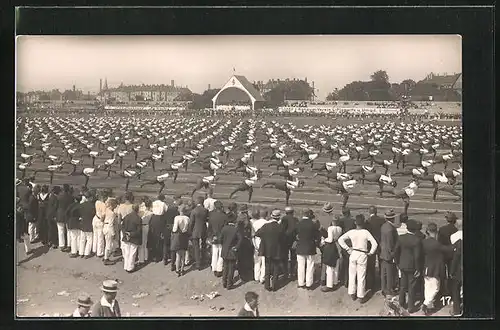 AK Arbeiterbewegung Passanten beobachten das Turnfest zu Leipzig 1922