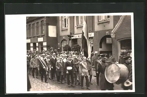 AK Kinder Kriegspropaganda, Marsch mit Fahnen und Trommeln durch die Stadt