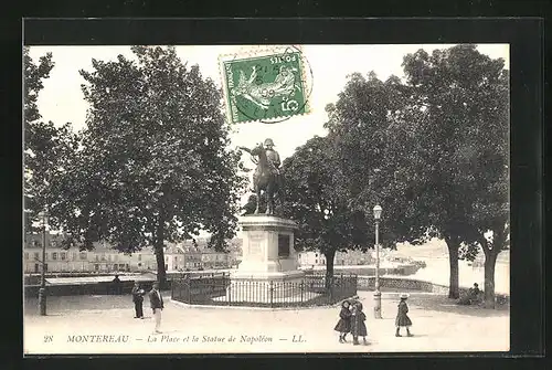 AK Montereau, La Place et la Statue de Napolèon