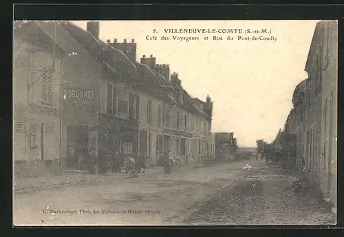 AK Villeneuve-le-Comte, Cafè des Voyageurs et Rue du Pont-de-Couilly