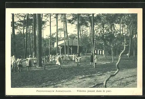 AK Preventorium Armaingaud, Fillettes jouant dans le parc