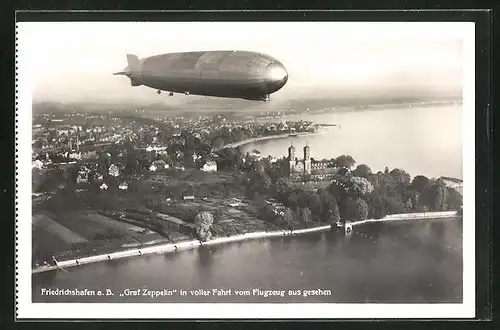 AK Friedrichshafen a.B., das Luftschiff Graf Zeppelin über der Stadt, Fliegeraufnahme