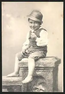 Mini-AK Kleiner Junge sitzt mit Pfeiffe im Mund auf einem Pfeiler