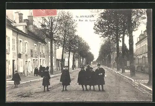 AK Avallon, La Rue de Lyon