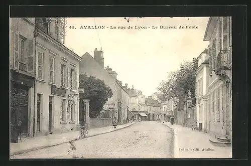 AK Avallon, La rue de Lyon, La Bureau de Poste