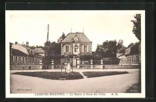 AK Laroche-Migennes, La Mairie et Ecole des Filles