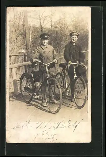 Foto-AK Zwei Herren mit Fahrrad