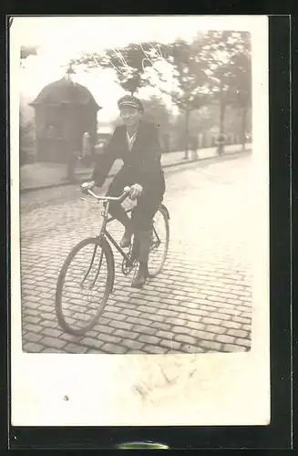 Foto-AK Ein Herr bei einer vergnügten Fahrradfahrt
