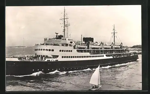 AK Passagierschiff Prince Baudouin mit Segelboot, La malle Ostende-Douvres