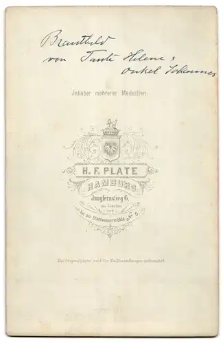 Fotografie H. F. Plate, Hamburg, Jungfernstieg 6, Portrait bürgerliches Paar in modischer Kleidung