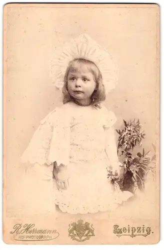 Fotografie Rudolf Herrmann, Leipzig, Wintergarten-Strasse 9, Portrait kleines Mädchen in hübscher Kleidung mit Hut