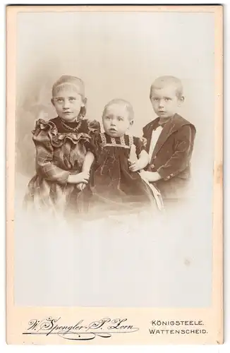 Fotografie W. Spengler-P. Zorn, Königsteele, Portrait Kinderpaar und Kleinkind in zeitgenössischer Kleidung