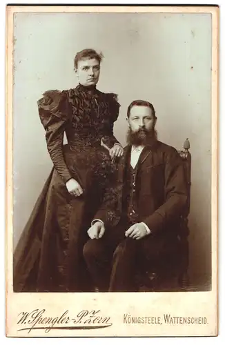 Fotografie W. Spengler-P. Zorn, Königsteele, Portrait bürgerliches Paar in zeitenössischer Kleidung