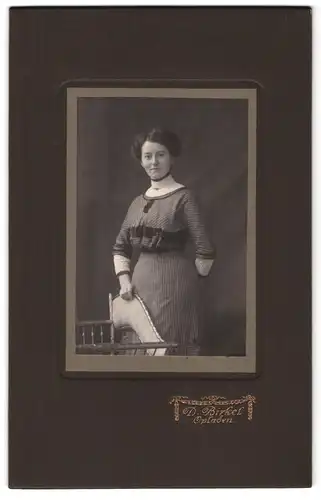 Fotografie D. Birkel, Opladen, Portrait junge Dame in modischer Kleidung